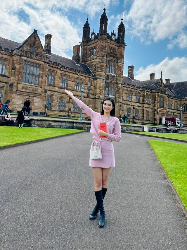 Cô đã cắt đi mái tóc của mình để hiến cho các bệnh nhân ung thư của Mạng lưới Ung thư vú Việt Nam BCNV.