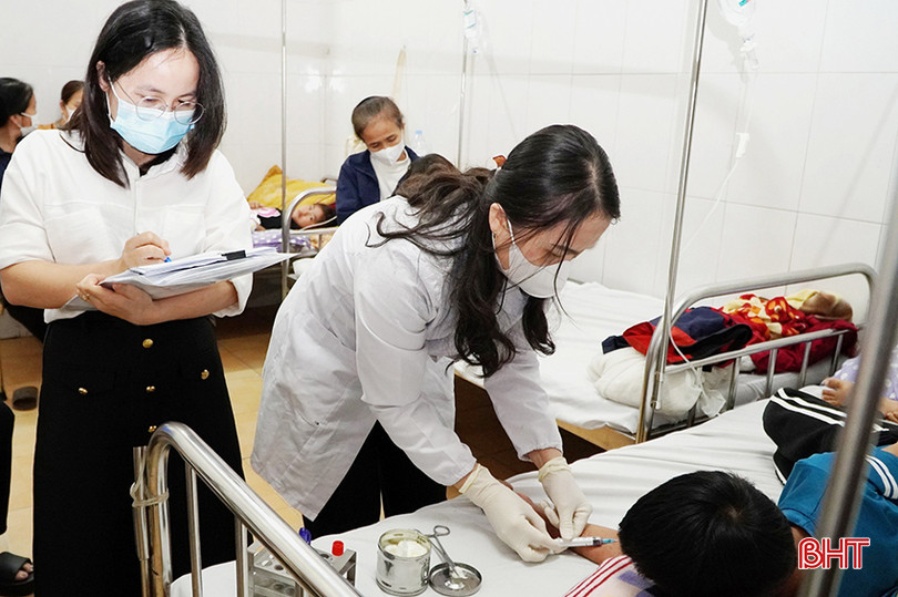 Các bác sỹ BVĐK huyện Đức Thọ điều trị cho một bệnh nhân mắc sởi. 123 copy.jpg