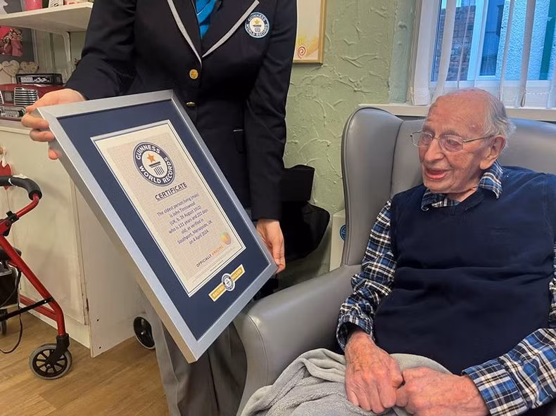 Cụ Tinniswood được trao danh hiệu cụ ông cao tuổi nhất thế giới sau khi có thông báo về tin cụ Juan Vicente Pérez, người từng giữ danh hiệu này trước đó, đã qua đời ở tuổi 144 hồi đầu tuần. (Nguồn: Kỷ lục Guinness thế giới/Reuters)