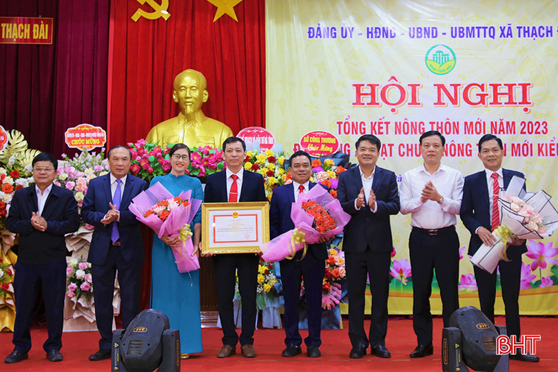 Các đồng chí lãnh đạo tỉnh và huyện Thạch Hà trao bằng công nhận xã đạt chuẩn NTM kiểu mẫu năm 2023 cho BCĐ xây dựng NTM xã Thạch Đài. 3 (3).jpg