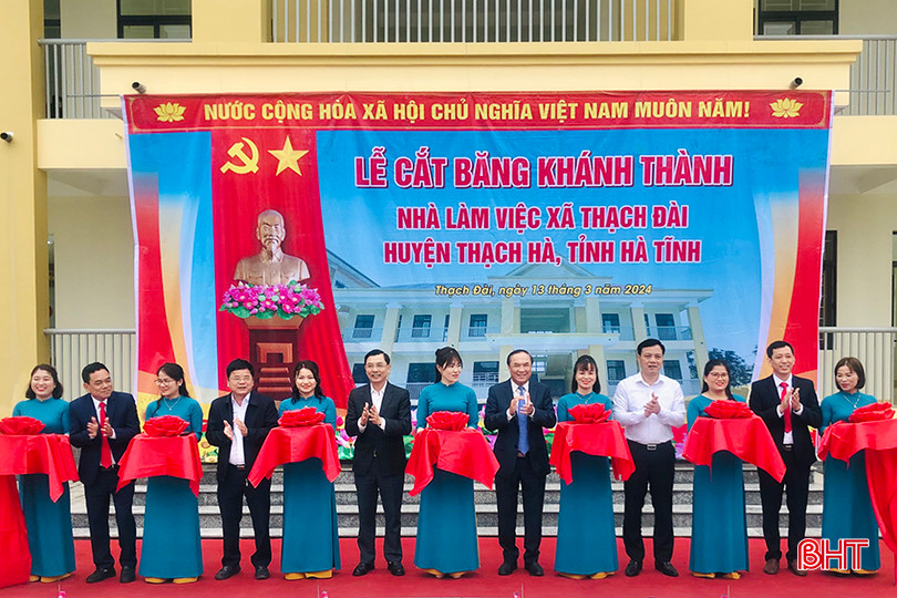 Dịp này, Trưởng ban Tổ chức Tỉnh ủy Võ Hồng Hải và các đại biểu cắt băng khánh thành nhà làm việc 2 tầng của xã Thạch Đài. 5.jpg