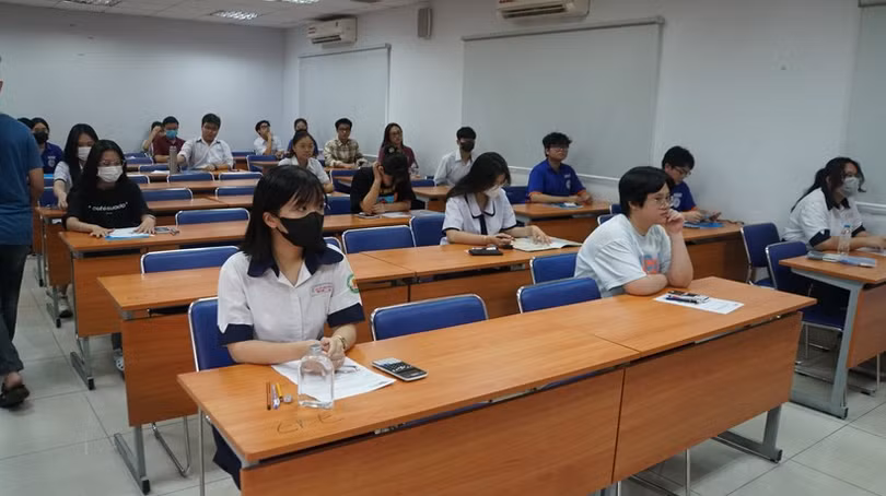 Thí sinh ngồi đúng vị trí theo hướng dẫn của giám thị. Ảnh: Mạnh Tùng