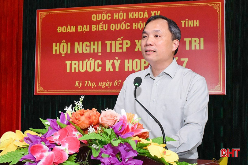 Đồng chí Hoàng Trung Dũng - Bí thư Tỉnh ủy, Trưởng đoàn ĐBQH tỉnh tiếp thu ý kiến cử tri. Ảnh Bí thư.jpg