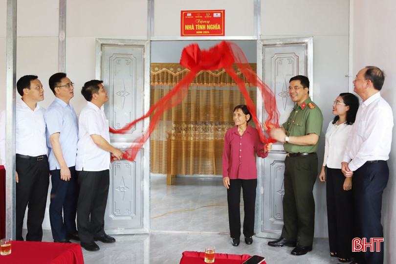 ... tiến hành nghi thức khánh thành nhà ở của hộ bà Trần Thị Hợi (thôn Tùng Sơn). IMG_3172.jpg