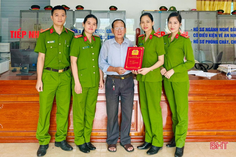 Ông Trần Bình Trọng (SN 1947, trú tổ dân phố 4, phường Nam Hồng, TX Hồng Lĩnh) đến nộp bài dự thi tại Đội Cảnh sát QLHC về TTXH. 53801812ed8c4dd2149d-2.jpg