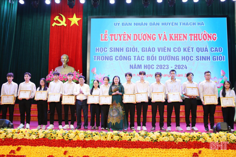 Giám đốc Sở GD&ĐT Nguyễn Thị Nguyệt cùng lãnh đạo huyện Thạch Hà biểu dương học sinh đạt giải nhất các môn văn hóa cấp tỉnh ở cấp THCS, THPT. 54ade8a36698c6c69f89-2.jpg
