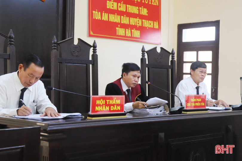 Hội đồng xét xử xét hỏi các bị cáo. IMG_7749.jpg