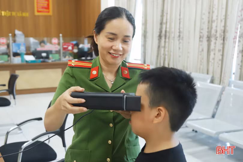 Công dân được cán bộ Công an tỉnh Hà Tĩnh thu nhận thông tin sinh trắc học mống mắt để làm thẻ căn cước.