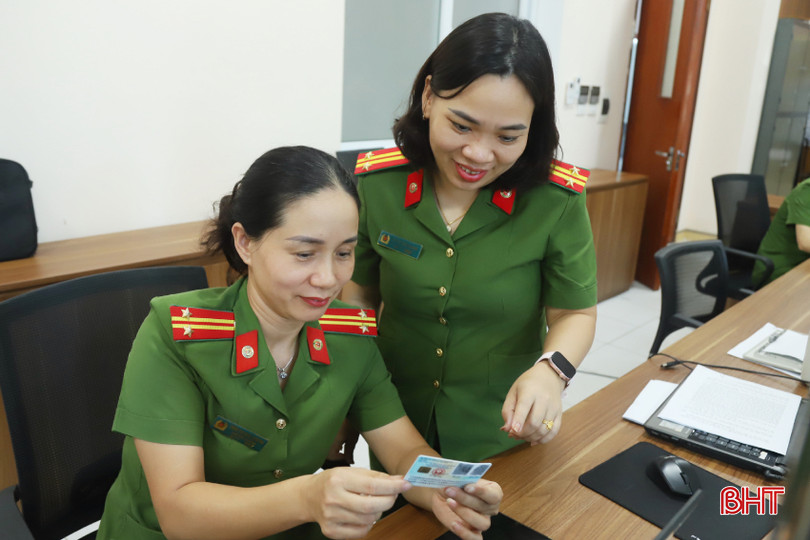 Cán bộ quản lý hành chính so sánh về những điểm khác biệt của thẻ CCCD hiện hành và thẻ căn cước sắp được triển khai. IMG_7811.jpg