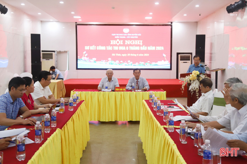 Chủ tịch Hội Luật gia Khánh Hòa (cụm trưởng) và Chủ tịch Hội Luật gia Hà Tĩnh (cụm phó) chủ trì hội nghị. IMG_7772-2.jpg