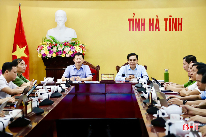 Chủ tịch UBND tỉnh Võ Trọng Hải - Tổ trưởng Tổ công tác Đề án 06 tỉnh và Phó Chủ tịch UBND tỉnh Lê Ngọc Châu điều hành điểm cầu Hà Tĩnh. IMG_9902 copy.jpg
