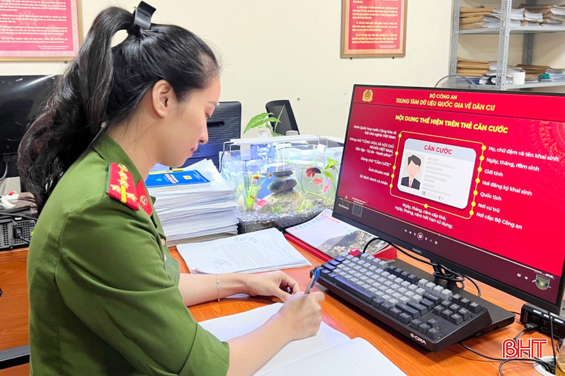 Đại uý Đinh Thị Bảo Ngọc (Phòng Cảnh sát QLHC về TTXH, Công an tỉnh) tham gia cuộc thi viết. a8b8def0aa6e0a30537f-2.jpg