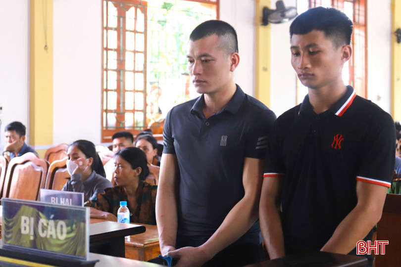 Trần Văn Định (trái) và Lê Sỹ Hoàng tại phiên toà lưu động. a.jpg