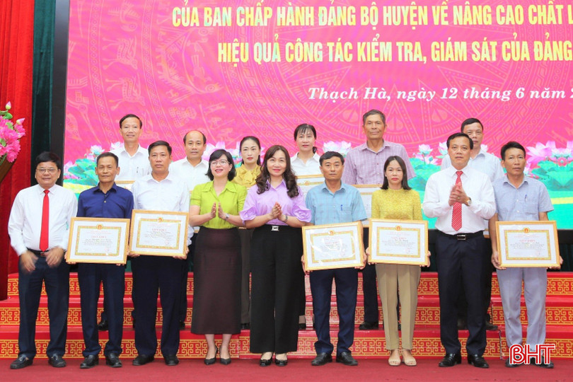 Lãnh đạo Ban Dân vận Tỉnh uỷ, UBKT Tỉnh uỷ và lãnh đạo huyện Thạch Hà trao giấy khen cho các cá nhân xuất sắc trong 10 năm thực hiện nghị quyết 06. a79e1a5d1e2dbd73e43c-2.jpg
