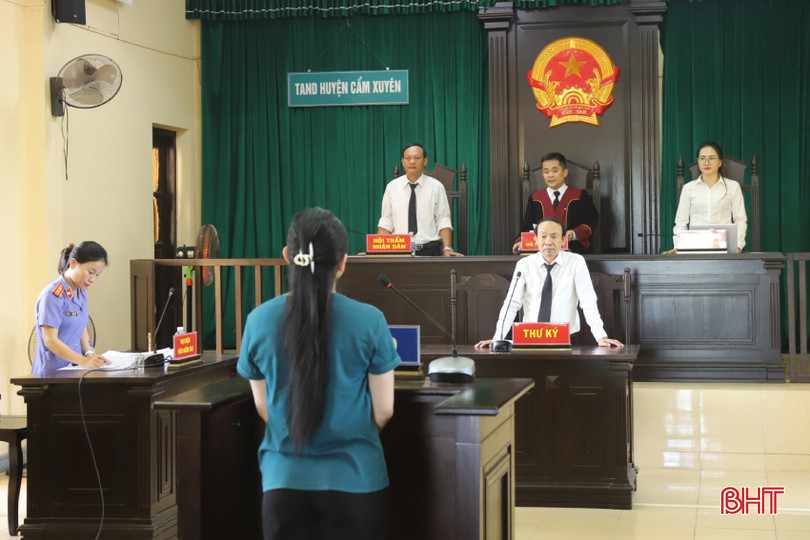 Chủ toạ phiên toà tuyên án đối với bị cáo. IMG_7412.jpg