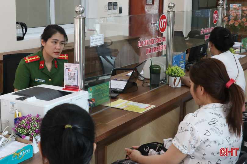 Cán bộ Phòng Cảnh sát QLHC về TTXH tuyên truyền cuộc thi "Tìm hiểu pháp luật về căn cước, định danh và xác thực điện tử của Việt Nam" cho người dân khi đến giao dịch. IMG_0012-2.jpg