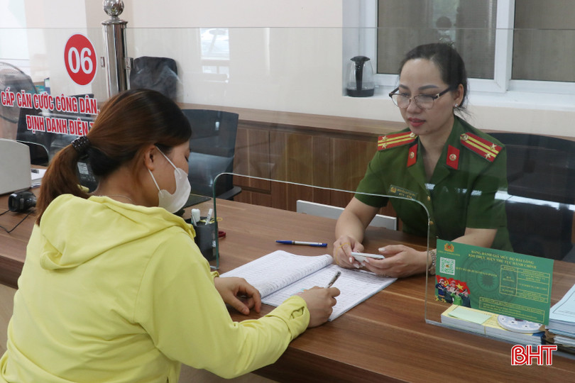Người dân ký nhận thẻ căn cước công dân tại Phòng Cảnh sát QLHC về TTXH (Công an tỉnh). IMG_0025-2.jpg