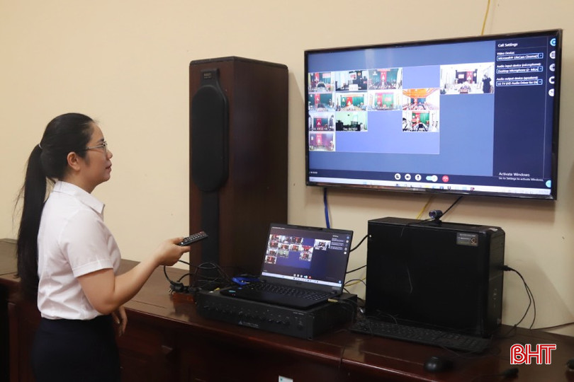 Chị Nguyễn Thị Huyền Trang (thư ký kiêm cán bộ công nghệ thông tin TAND huyện Thạch Hà) kiểm tra chất lượng đường truyền trước giờ diễn ra phiên toà trực tuyến. IMG_6789.jpg