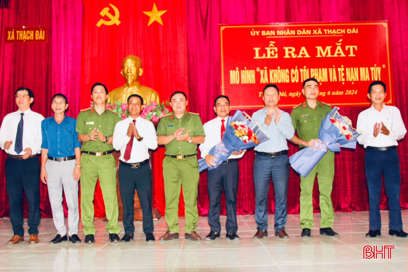 Lãnh đạo Công an tỉnh và huyện Thạch Hà tặng hoa chúc mừng Ban Chỉ đạo mô hình. MT.jpg
