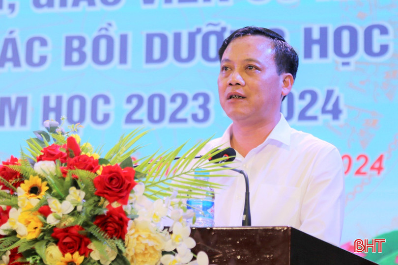 Chủ tịch UBND huyện Thạch Hà Nguyễn Văn Khoa: Kết quả công tác bồi dưỡng học sinh giỏi là sự cố gắng, trách nhiệm của các thầy cô giáo trong công tác dạy học và sự nỗ lực của các em học sinh. Mong muốn thời gian tới, ngành GD&ĐT huyện tiếp tục kế thừa, phát huy những kết quả đạt được, gặt hái nhiều thành tích cao hơn nữa trong thực hiện nhiệm vụ, nhất là nâng cao chất lượng bồi dưỡng học sinh giỏi. b71270f6f9cd599300dc-2.jpg