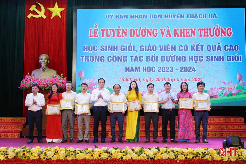 Lãnh đạo huyện Thạch Hà khen thưởng các giáo viên có thành tích xuất sắc trong công tác bồi dưỡng học sinh giỏi năm học 2023-2024. b1eff495e2af42f11bbe-2.jpg