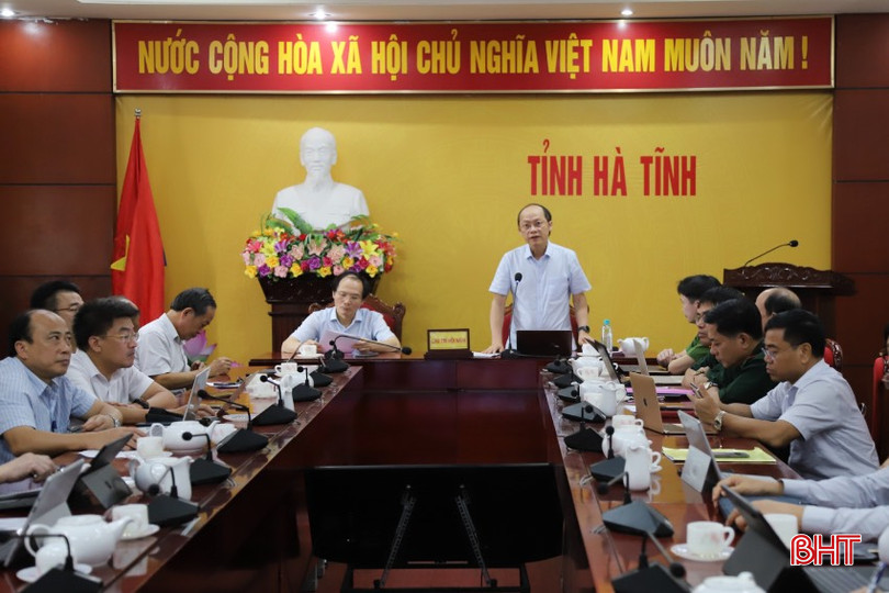 Phó Chủ tịch Thường trực UBND tỉnh Nguyễn Hồng Lĩnh, Giám đốc Sở NN&PTNT Nguyễn Văn Việt điều hành điểm cầu Hà Tĩnh. IMG_3013.jpg