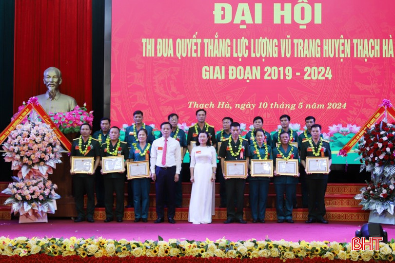 Lãnh đạo huyện Thạch Hà trao giấy khen của Chủ tịch UBND huyện cho 5 tập thể và 10 cá nhân có thành tích xuất sắc trong phong trào thi đua quyết thắng giai đoạn 2019-2024. IMG_3133.jpg