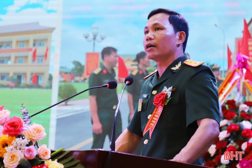 Trung tá Lê Văn Duẩn - Phó Tham mưu trưởng Ban CHQS huyện Thạch Hà báo cáo điển hình tiên tiến. IMG_3092.jpg