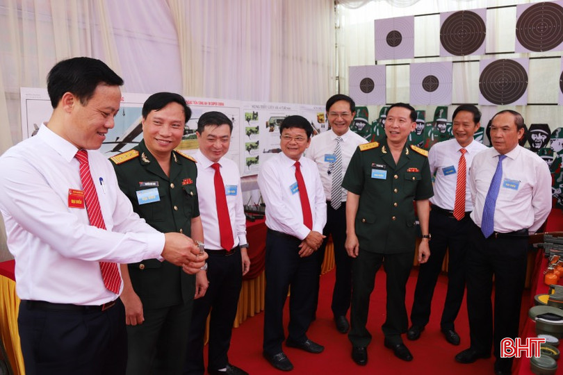 Các đại biểu tham quan gian trưng bày tại đại hội. IMG_3122.jpg