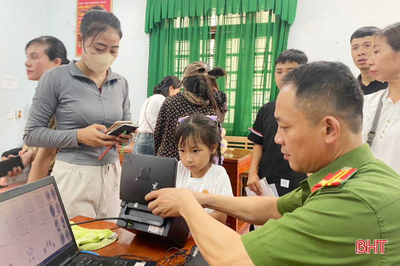Trẻ em đang sinh sống trên địa bàn huyện Nghi Xuân được hướng dẫn trình tự cấp thẻ căn cước. CCNX-2.jpg
