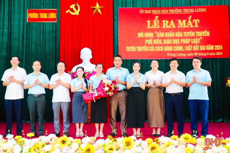 Lễ ra mắt mô hình "Sân khấu hoá tuyên truyền, phổ biến pháp luật". Lễ ra mắt mô hình "Sân khấu hoá tuyên truyền, phổ biến pháp luật".