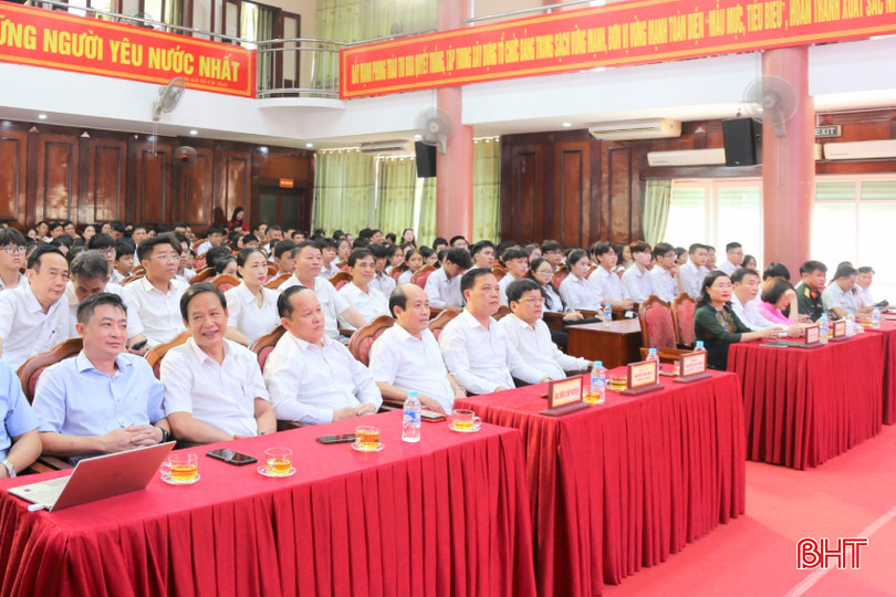 Các đại biểu tham dự lễ tuyên dương. 37a2bf4a3671962fcf60-2.jpg