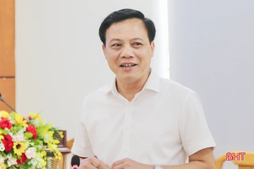 Chủ tịch UBND huyện Thạch Hà Nguyễn Văn Khoa: Đề nghị tỉnh tiếp tục quan tâm, hỗ trợ Thạch Hà để người dân các xã vùng mỏ có nước sạch tập trung, tiếp tục có ý kiến với Trung ương về việc dừng dự án khai thác mỏ sắt Thạch Khê…