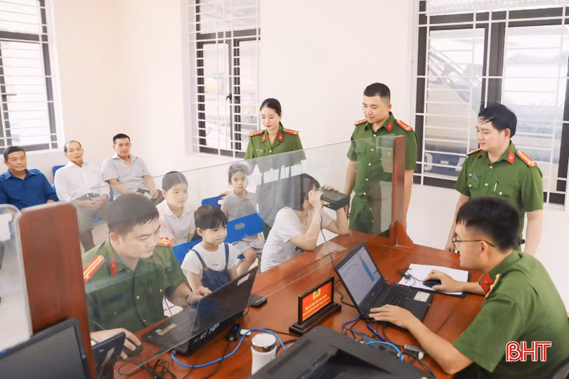 Công dân 6-14 tuổi đến tại Đội Cảnh sát QLHC về TTXH (Công an huyện Hương Sơn) để làm thủ tục cấp thẻ căn cước.