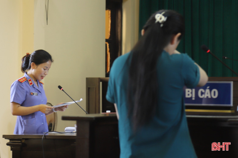 Đại diện Viện KSND huyện Cẩm Xuyên công bố bản cáo trạng. IMG_7345.jpg