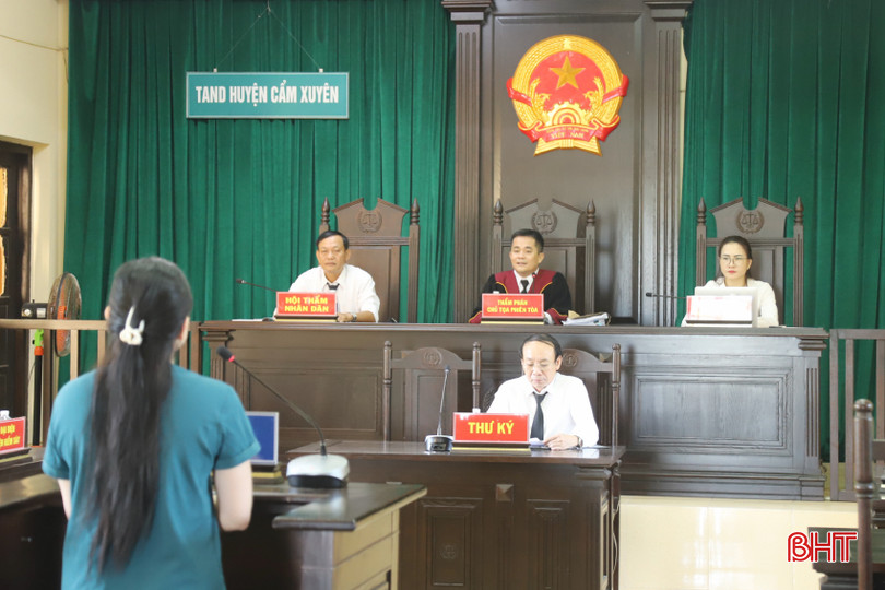 Hội đồng xét xử xét hỏi bị cáo. IMG_7354.jpg