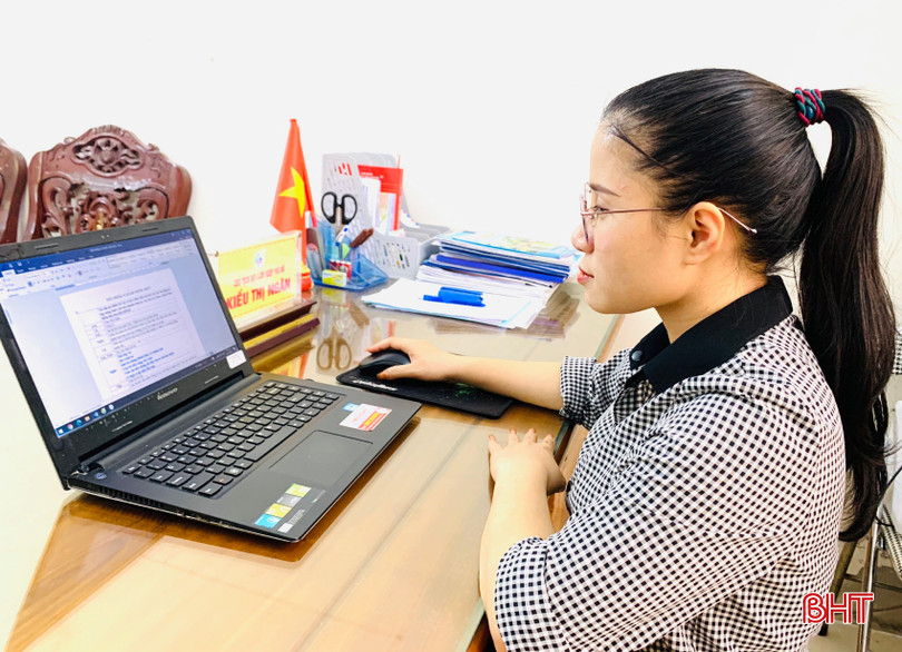 Bà Kiều Thị Ngân đang viết kịch bản tiểu phẩm “Lo sớm vẫn hơn”. d06445fcedc94d9714d8-2.jpg