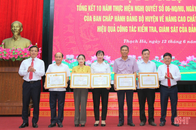 Lãnh đạo huyện Thạch Hà trao giấy khen cho các tập thể xuất sắc trong thực hiện nghị quyết 06. c6b24e644a14e94ab005-2.jpg