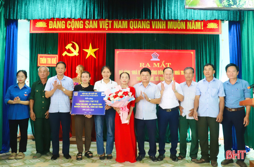 Lãnh đạo huyện Thạch Hà và các cơ quan tặng nhiều phần quà ý nghĩa cho người dân thôn Tri Khê. 372943fba5b606e85fa7-2.jpg