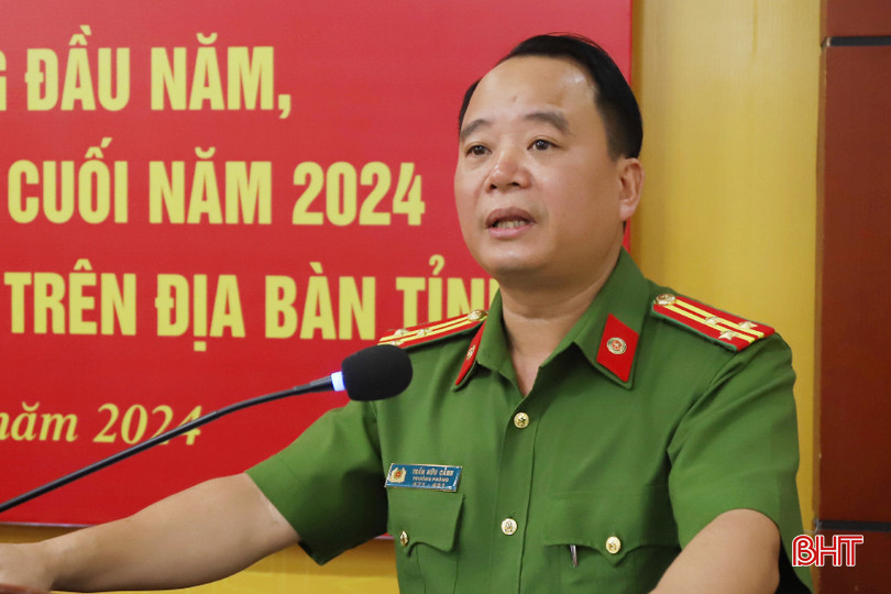 Thượng tá Trần Hữu Cảnh - Trưởng phòng Cảnh sát QLHC về TTXH (Công an tỉnh) báo cáo kết quả sơ kết 6 tháng. ĐA4-2.jpg