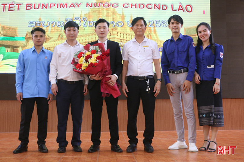Ban Giám hiệu Trường Cao đẳng Y tế Hà Tĩnh chúc tết và tặng hoa cho đại diện lưu học sinh Lào đang theo học tại trường. Ban Giám hiệu Trường Cao đẳng Y tế Hà Tĩnh chúc tết và tặng hoa cho đại diện lưu học sinh Lào đang theo học tại trường.