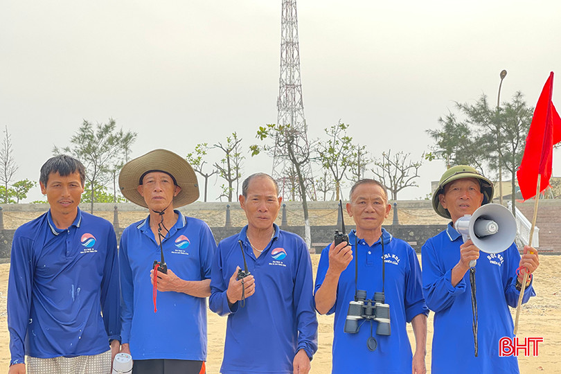 Nhân viên Đội cứu hộ - cứu nạn thuộc Ban quản lý Khu du lịch Thiên Cầm luôn túc trực trên bãi biển để kịp thời hướng dẫn, nhắc nhở và cảnh báo du khách thực hiện tốt quy định khi tắm biển. ảnh 3 (23) (2).jpg