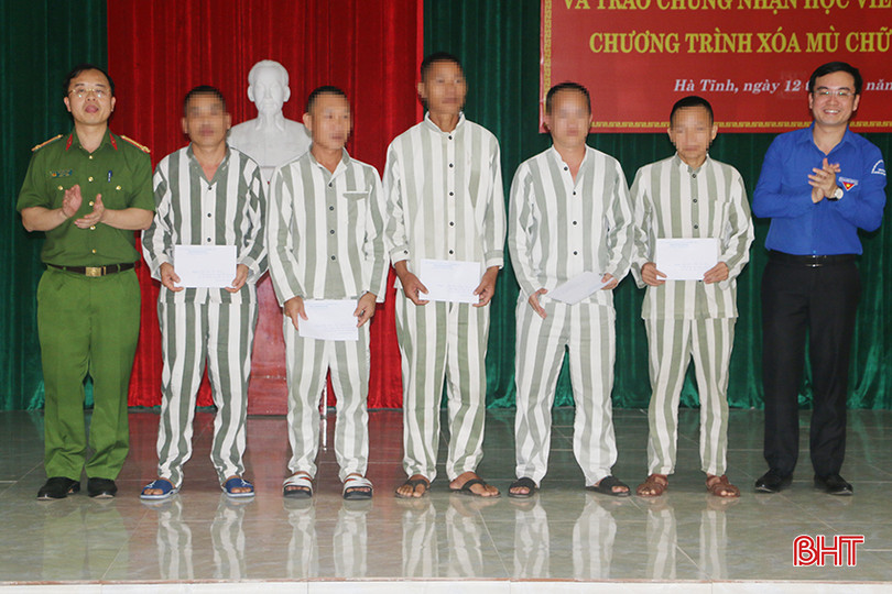 Đại diện Ban Giám thị Trại giam Xuân Hà và Tỉnh đoàn trao thưởng cho 5 phạm nhân có thành tích xuất sắc trong học tập. IMG_2700.jpg