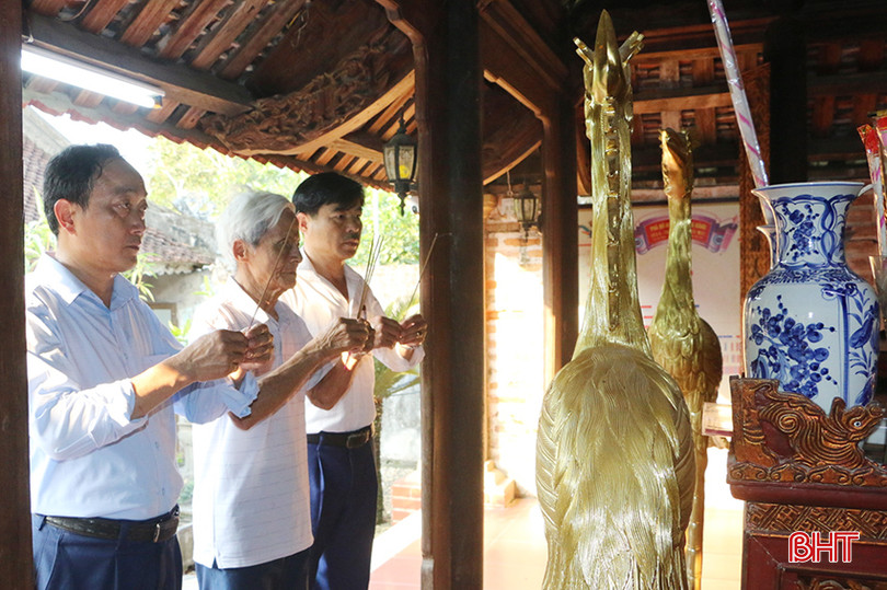 Ông Đào Duy Sính (ở giữa) - tộc trưởng họ Đào và lãnh đạo xã Sơn Bằng thắp hương tưởng nhớ Thượng thư Đào Hữu Ích. z5341735845717_86560a30f9b0a2e00d46bbe0d0716b06.jpg