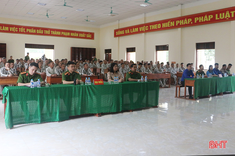 Đại biểu tham dự lễ bế giảng và trao chứng nhận học viên hoàn thành chương trình xóa mù chữ giai đoạn 1. IMG_2674.JPG