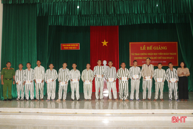 Đại diện Ban Giám thị Trại giam Xuân Hà và đại biểu trao giấy chứng nhận hoàn thành chương trình xóa mù chữ giai đoạn 1 cho các phạm nhân. IMG_2699.JPG