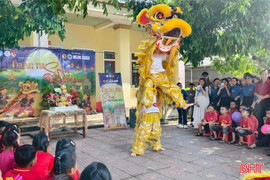 Đưa Trung thu đến sớm với trẻ em bản Phú Lâm