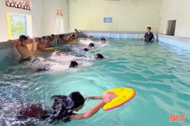 Những lớp dạy bơi “0 đồng” cho trẻ em nghèo