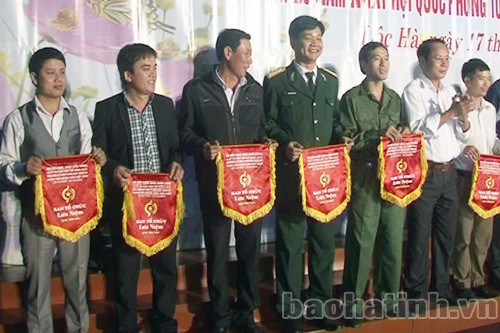 Lãnh đạo huyện trao cờ lưu nệm cho các đơn vị, địa phương tham gia hội diễn