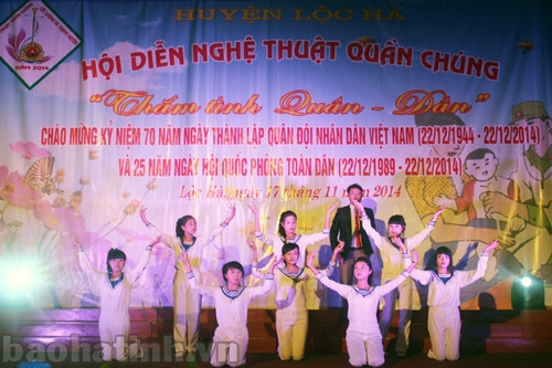 Tiết mục "Tổ quốc gọi tên mình" của xã Thạch Bằng